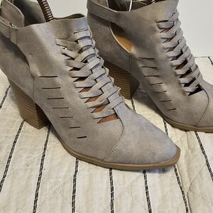 NWOT Womens Taupe Faux Suede Buckle Detail High Heel Bootie 2 1/2" Heel Size 7